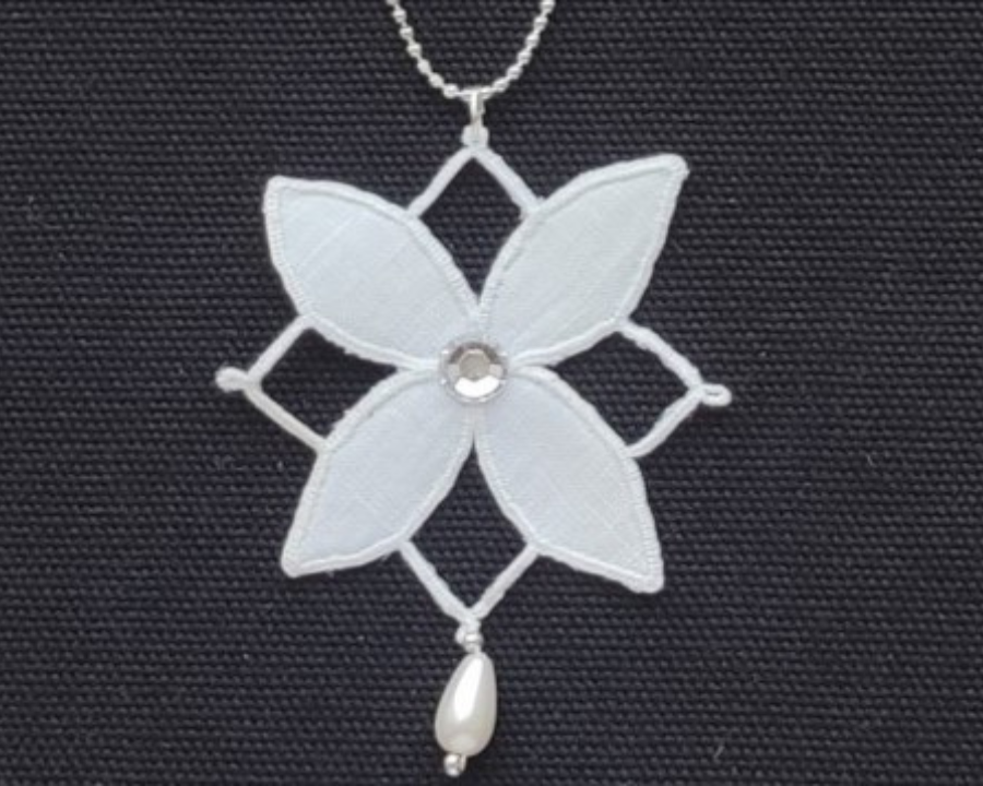 CORSO DI RICAMO AD INTAGLIO