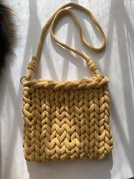 Borsa a maglia con le mani