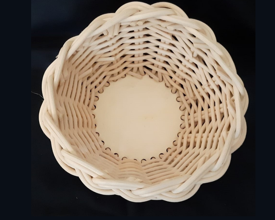 Cestino in midollino con fondo in legno