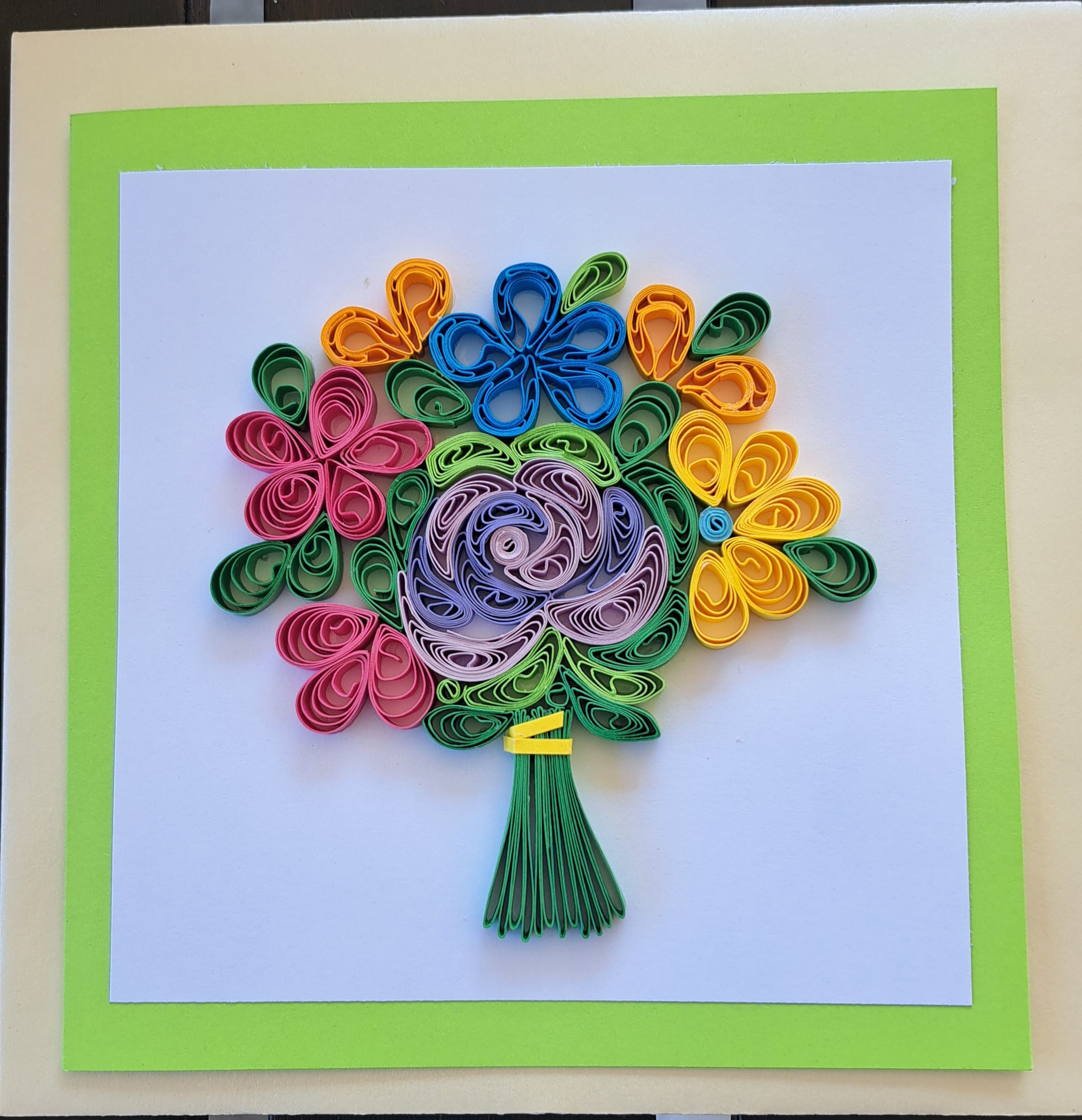 Biglietto floreale tecnica quilling