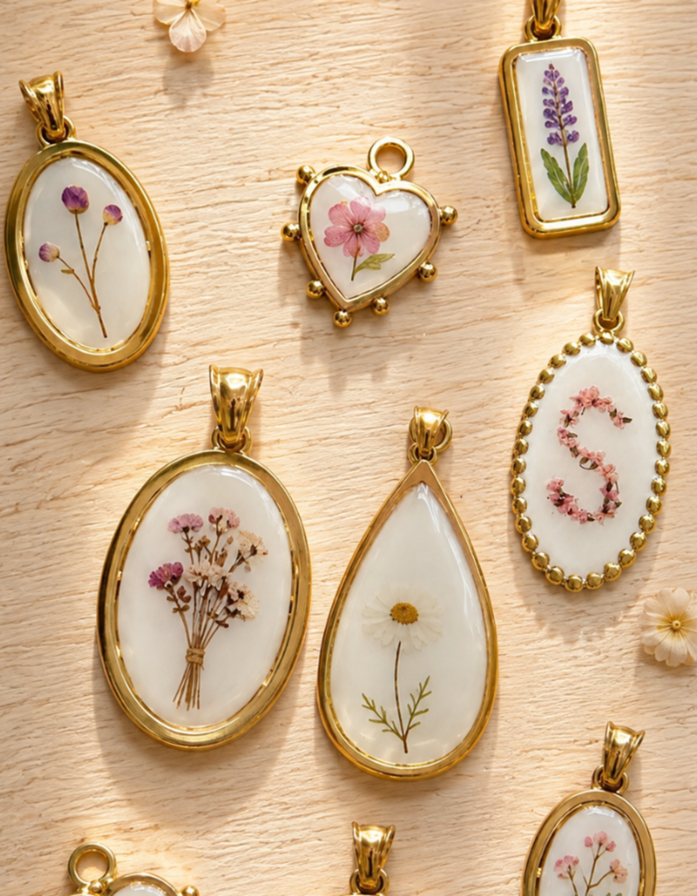 RESIN & DRIED FLOWER PENDANT