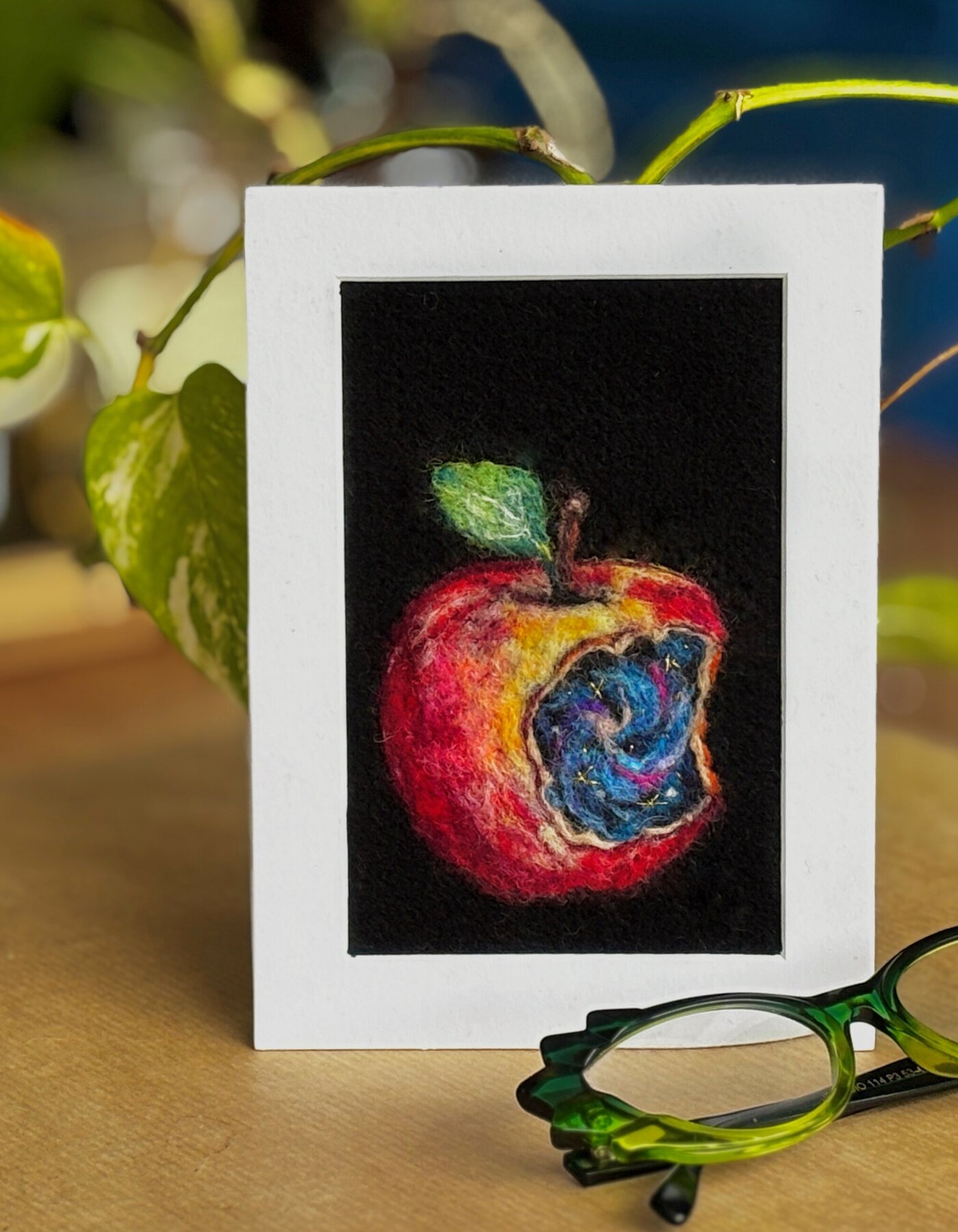 L'universo in una mela in feltro pittorico