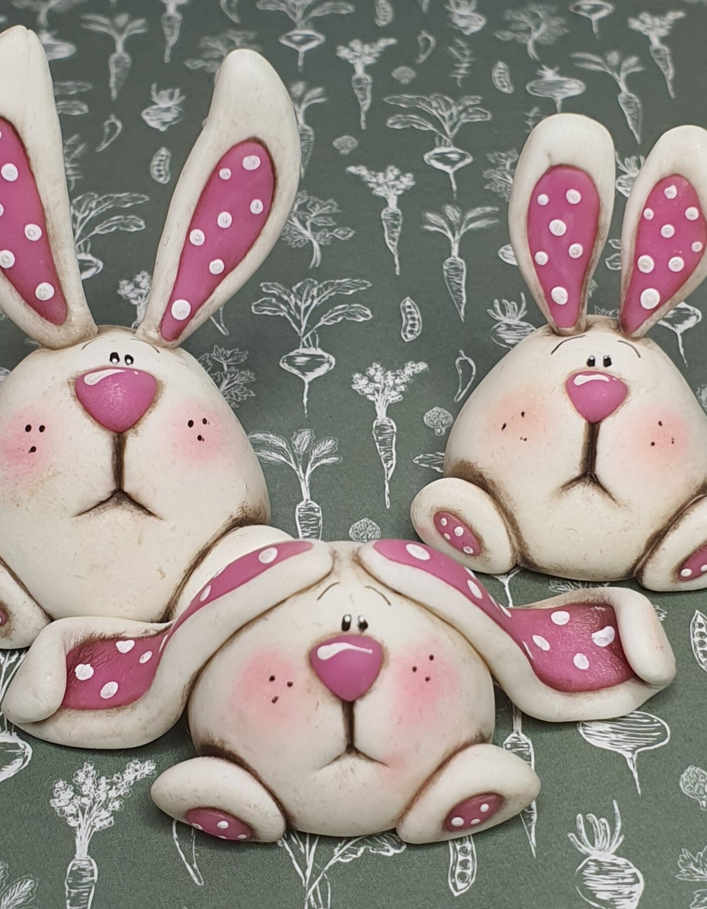 Trio di coniglietti felici