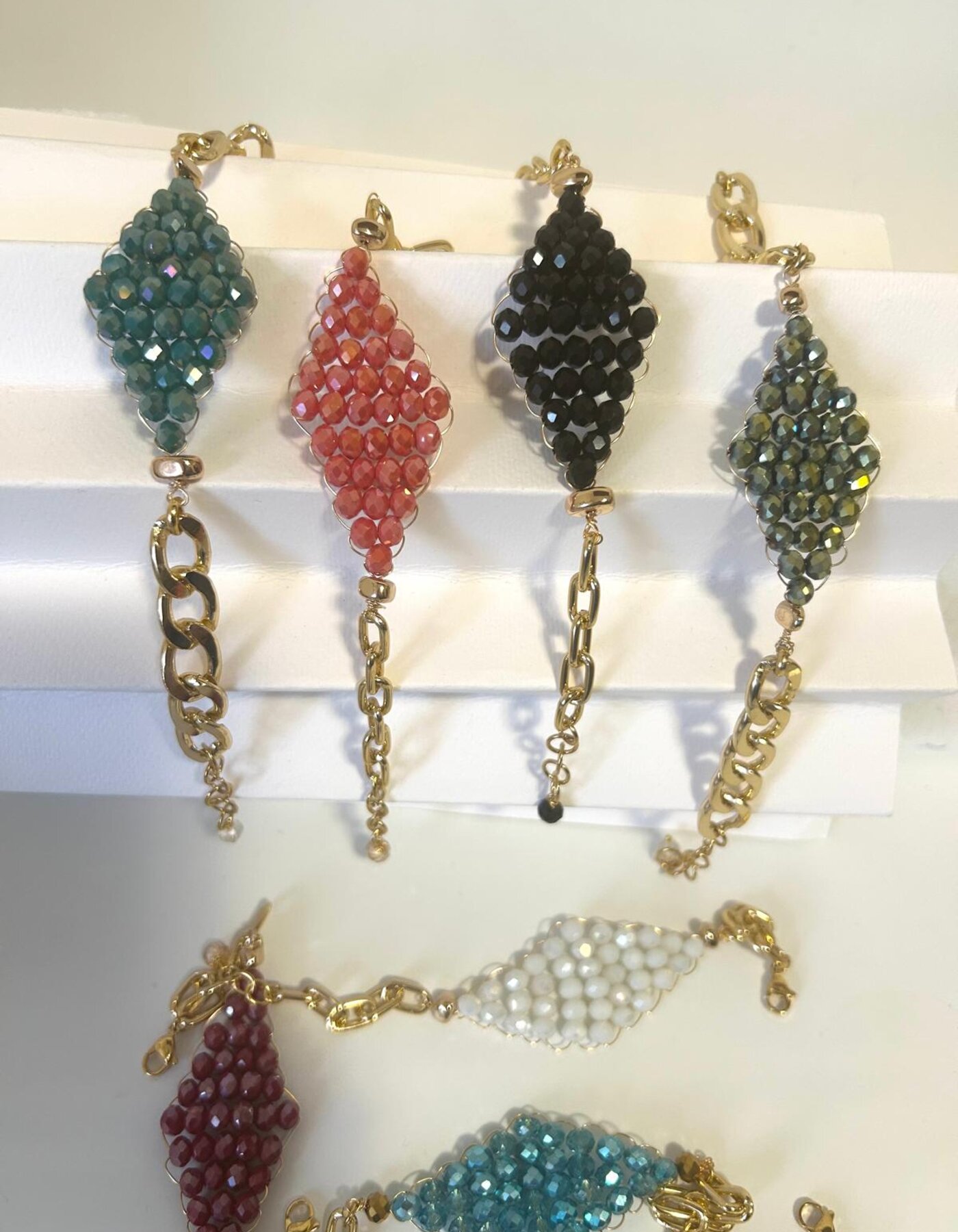 Intreccio di fili di rame  e cristalli