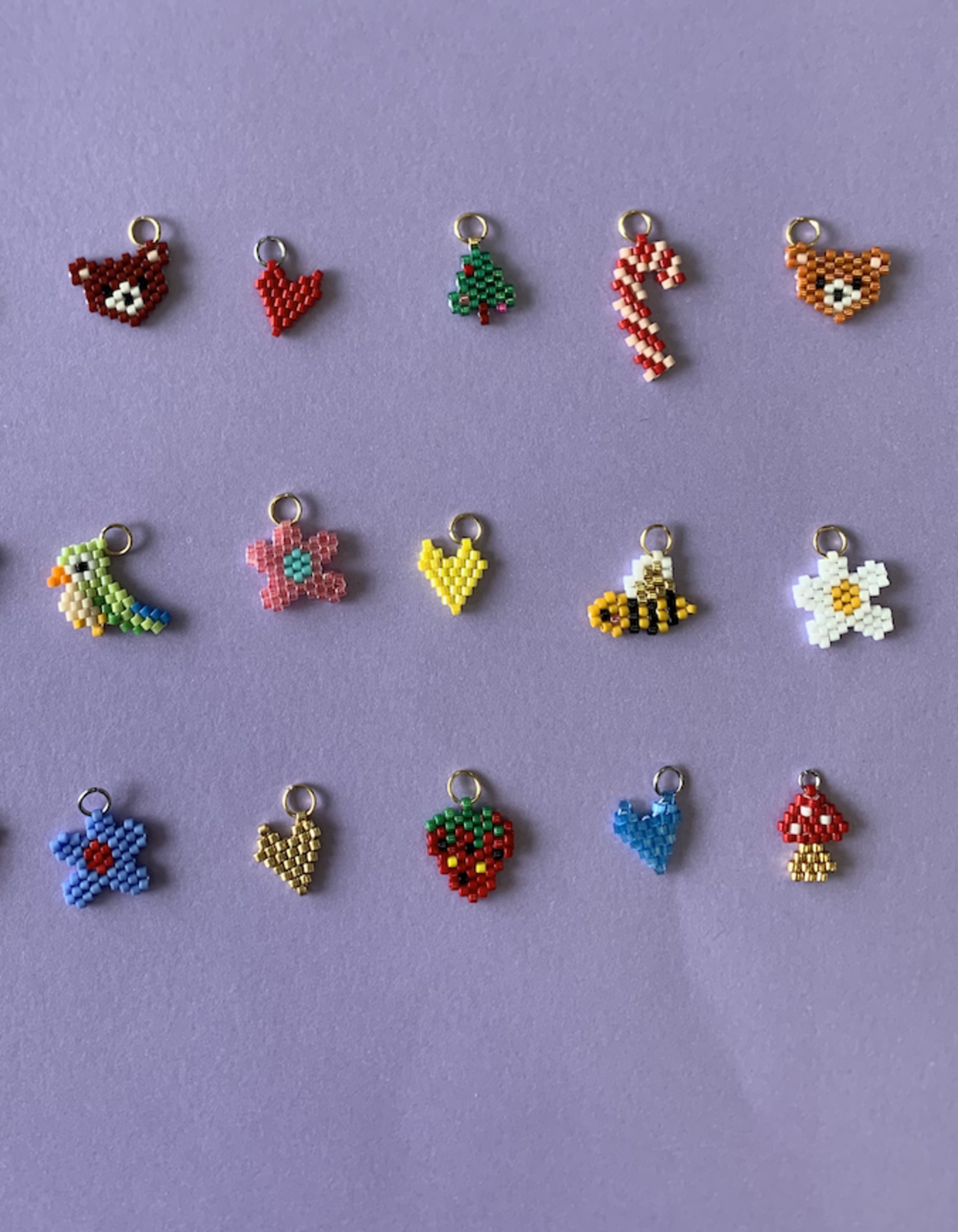 Crea il tuo ciondolo di perline con tecnica del brick stitch