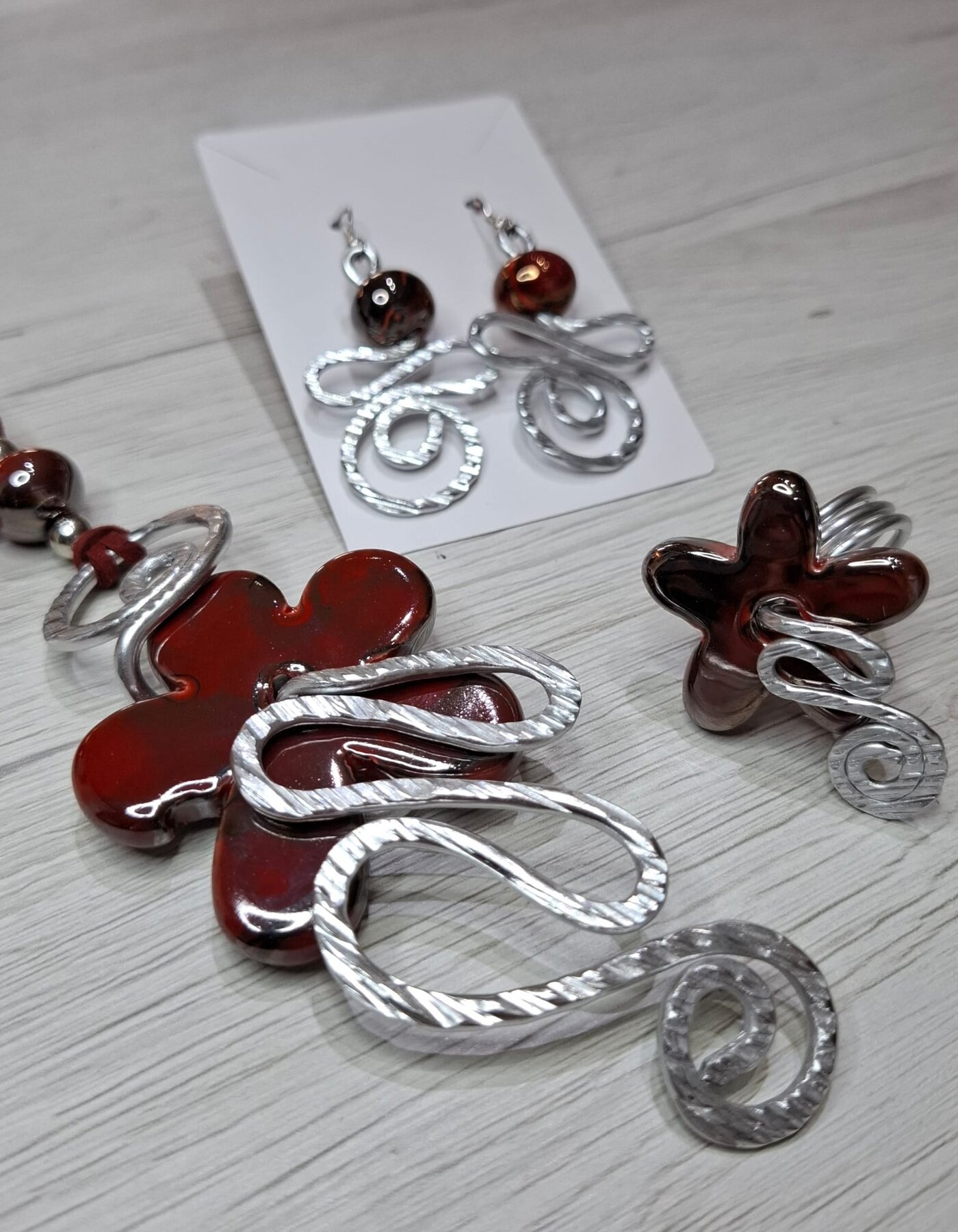 Gioiello in filo di alluminio e ceramica
