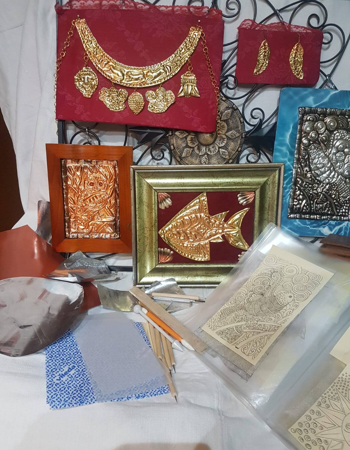 Etruscan jewels in overhang technique