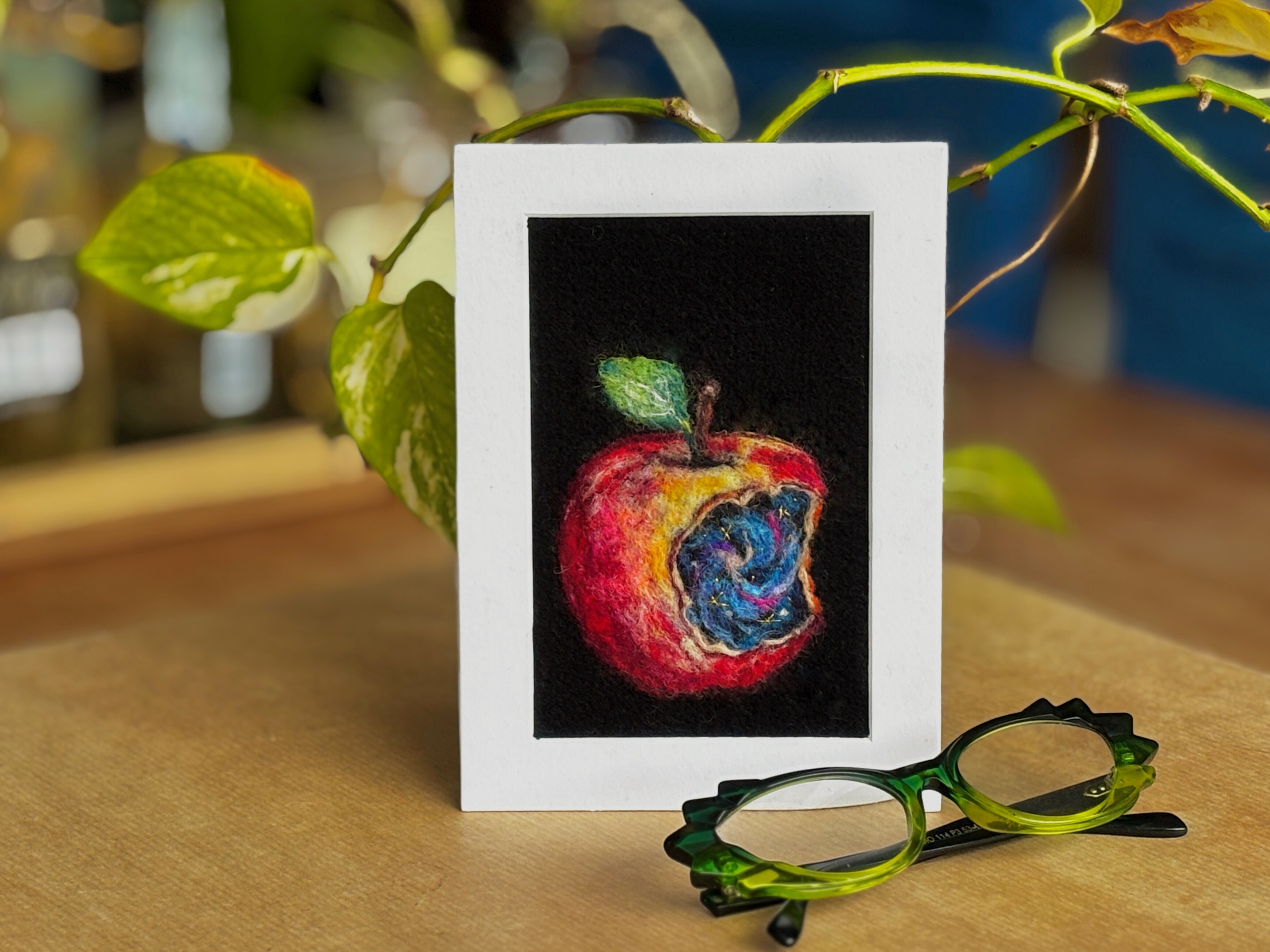 L'universo in una mela in feltro pittorico