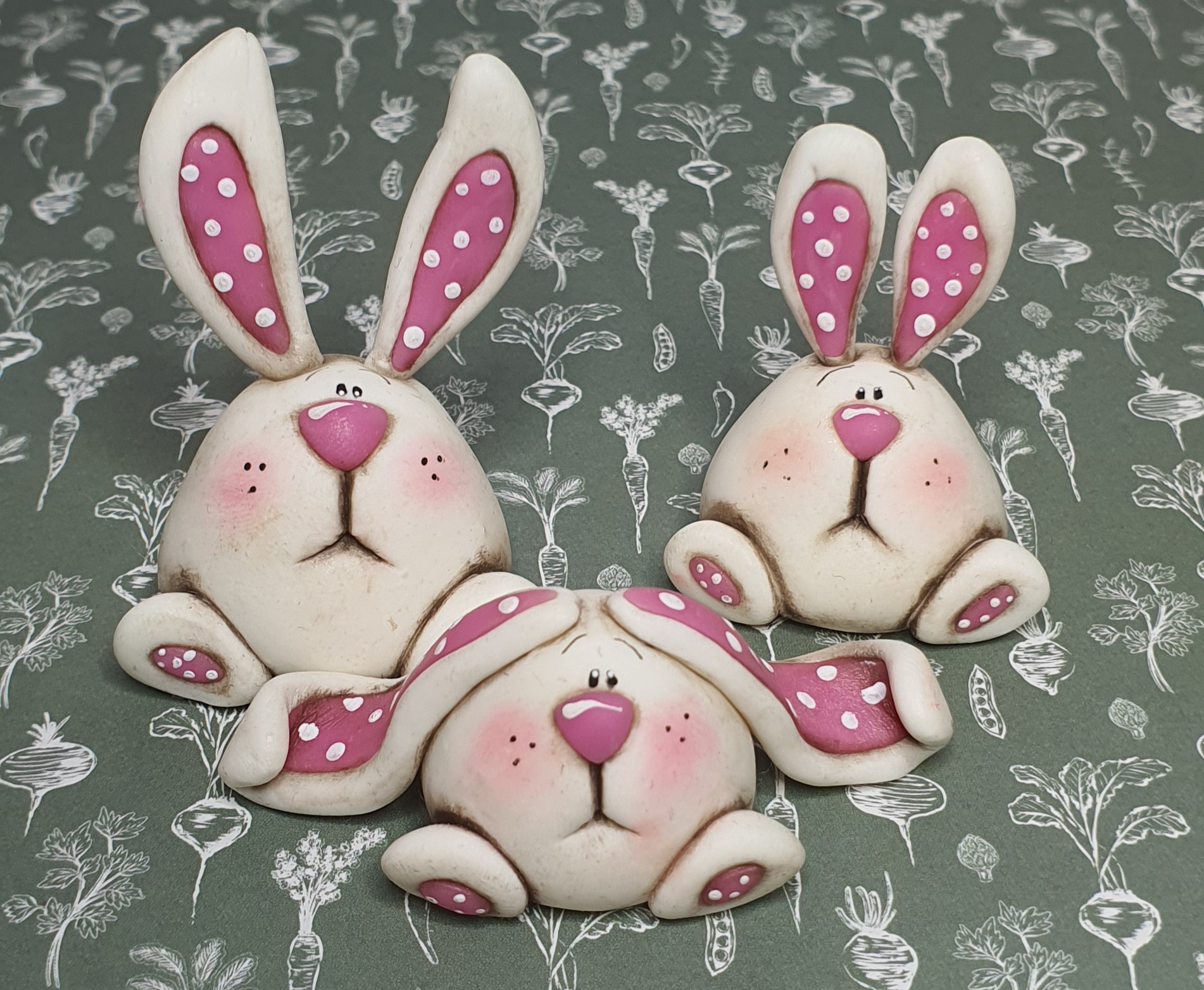 Trio di coniglietti felici