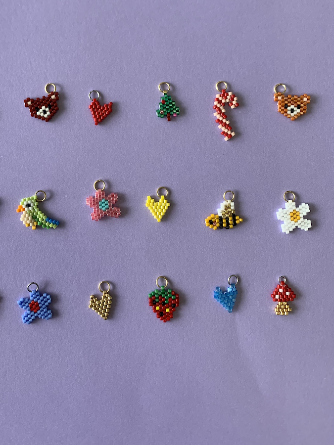 Crea il tuo ciondolo di perline con tecnica del brick stitch