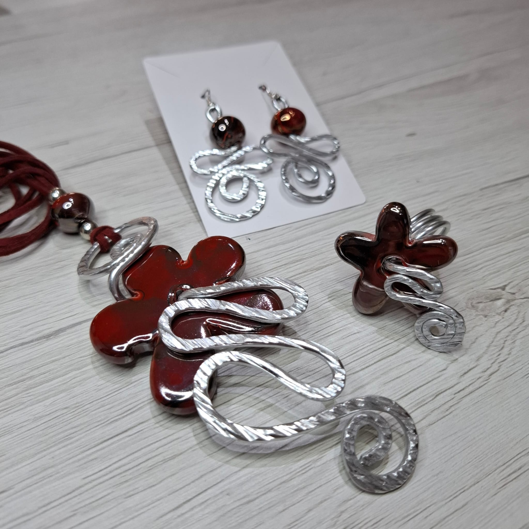 Gioiello in filo di alluminio e ceramica