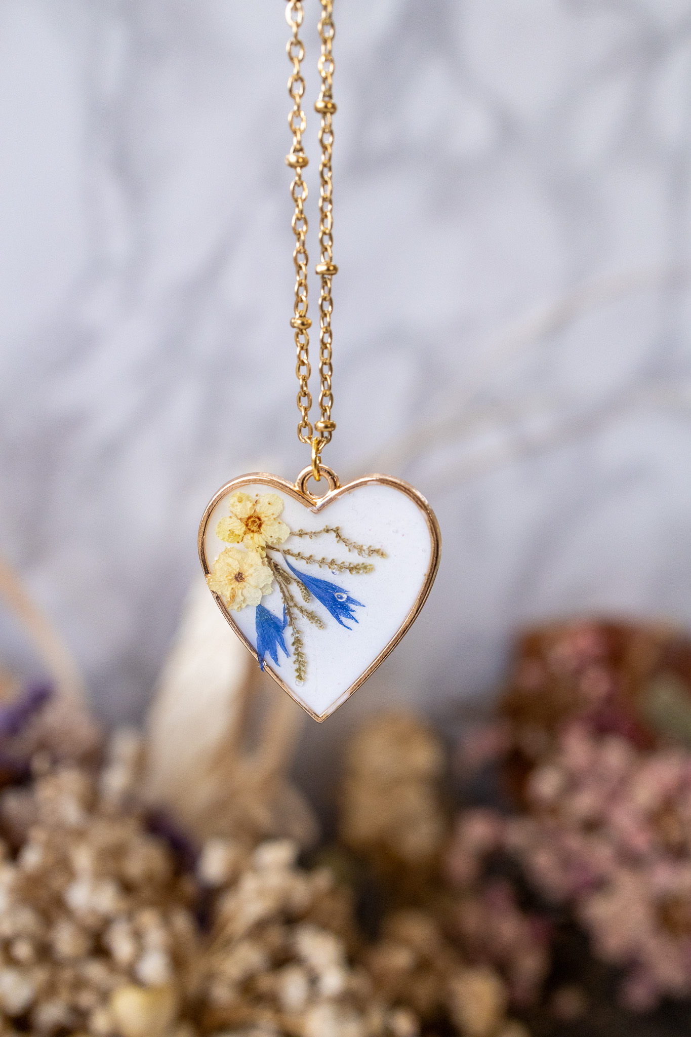 CREAZIONE GIOIELLO EMOZIONALE CON RESINA EPOSSIDICA E FIORI VERI