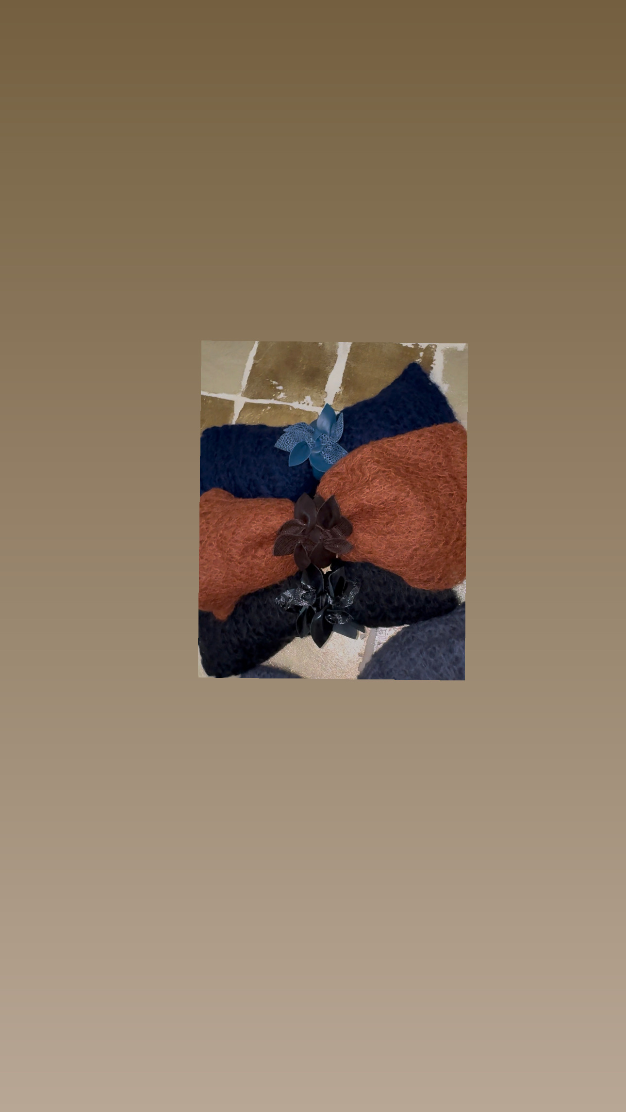 CREO DUE FIORE IN PELLE IN UN BRACCIALE