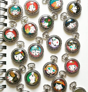 bijoux illustrato su supporto in metallo