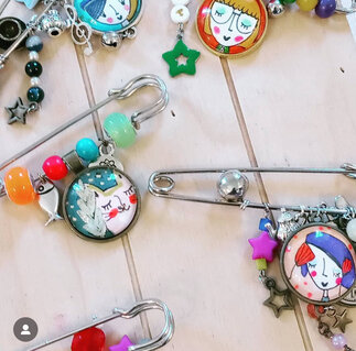 bijoux illustrato su supporto in metallo