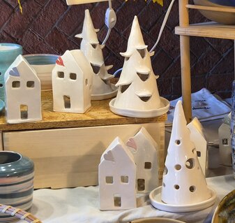 casette e alberini in ceramica bianca